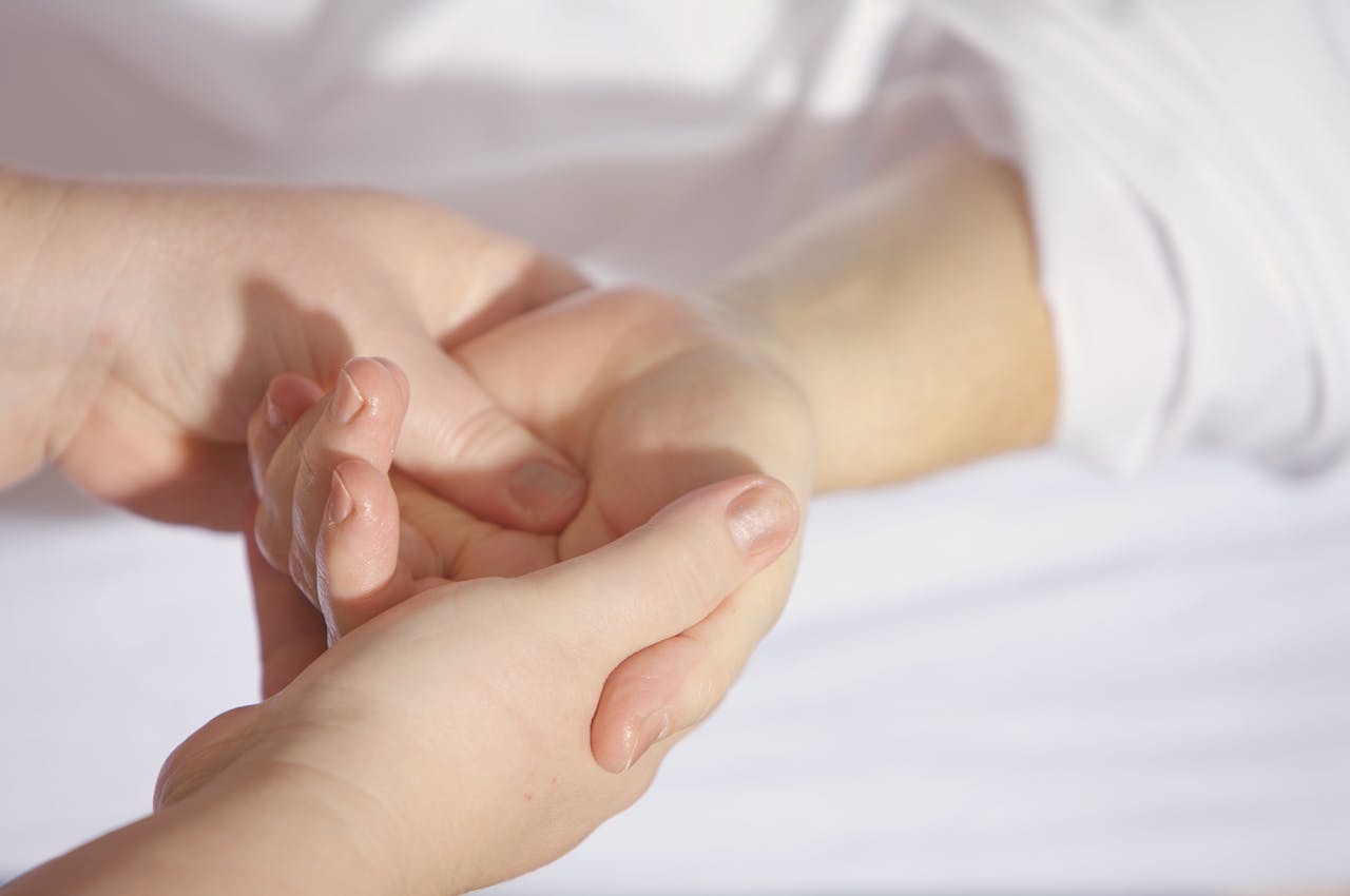 Diensten Relaxing hand massage therapy session close-up with gentle touch and care.